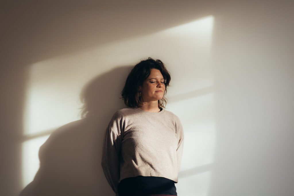 Marlen Feusi mit Blick nach innen – Präsenz in der Tiefe des eigenen Seins