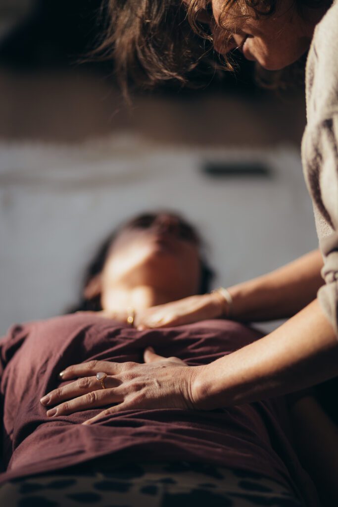 Frau in einer tiefen Breathwork-Session, die durch Embodiment & Atemarbeit innere Blockaden löst