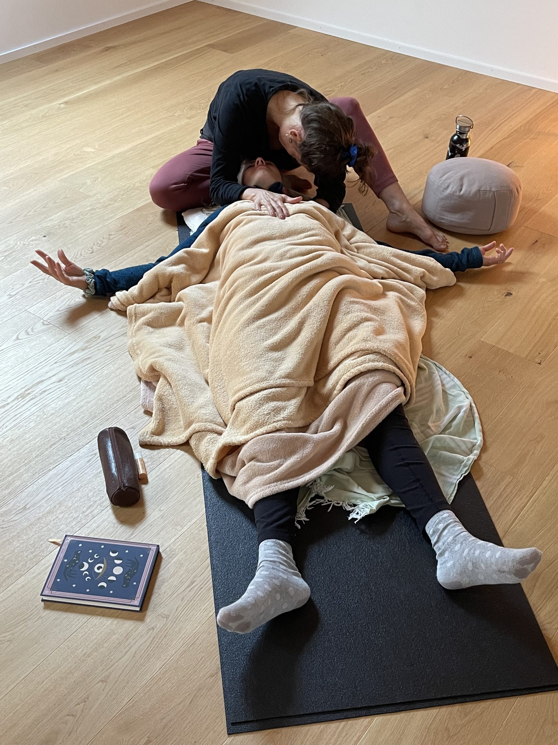 Marlen Feusi begleitet eine Person in Schattenarbeit – innere Muster erkennen und lösen