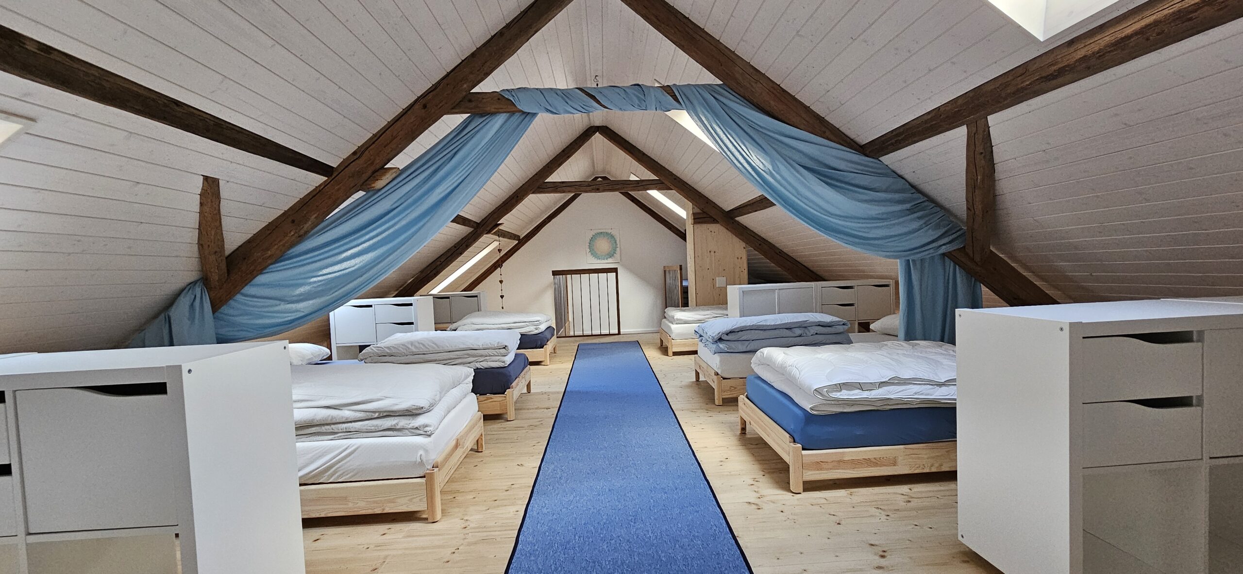 Ein Bild des gemütlich eingerichteten Schlafraums unter dem Dach