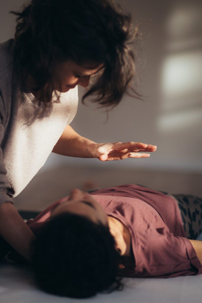 Marlen Feusi in stiller Präsenz bei einer 1:1-Begleitung mit achtsamer Energiearbeit