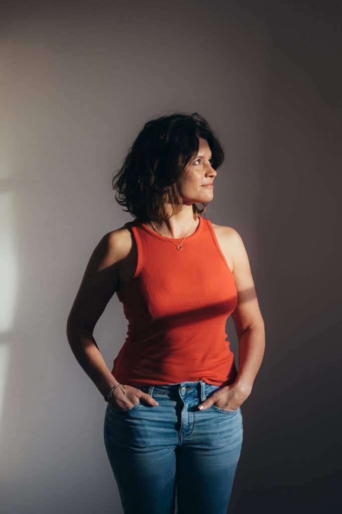 Authentisches Portrait von Marlen Feusi – Expertin für körperzentrierte Traumaarbeit und Rückführungsarbeit