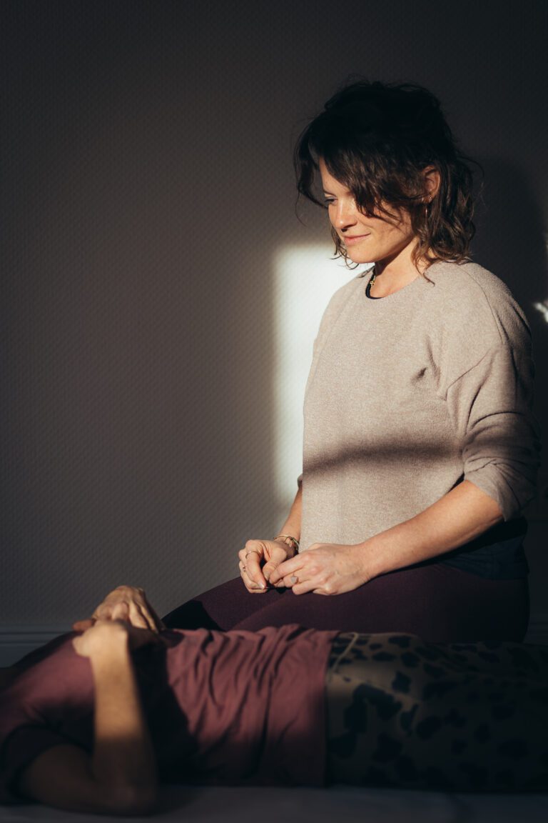 Wegbegleiterin Marlen Feusi begleitet einen Menschen durch Rückführungsarbeit